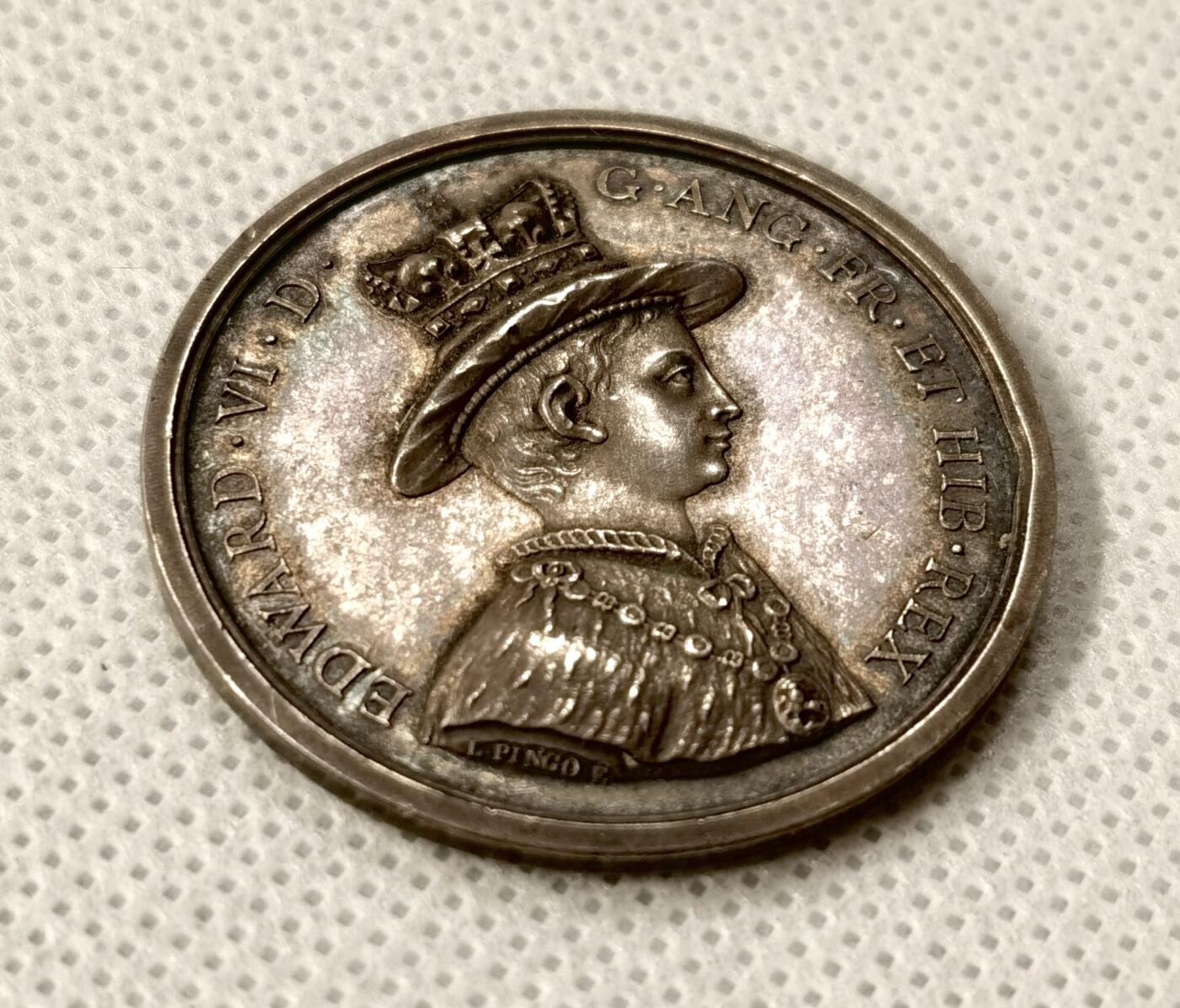 甄臻铺-世界币章拍卖（第51期），送拍享返佣金等优惠多多 1889年英国国王爱德华六世银质纪念章，英国皇家克里斯托斯医院（Christ's Hospital）颁发，直径35毫米，重15.5克。正面是国王爱德华六世头像，背面是“HEAR·READ·MARK·LEARN”及医院字样，边缘有年份和造币标记