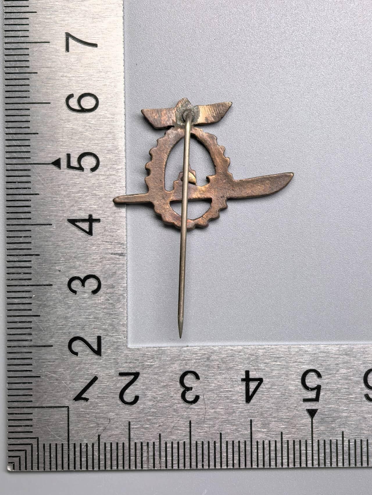 小驴勋章奖章收藏2月22日周日晚六点拍卖（珍爱和平，收藏战争，铭记历史，勿忘国耻，忠党爱国。有偿代拍，送拍规则在简介最后，参拍须阅读规则后再参拍，关系到运费包装发货时效真假辨别等关键信息，拍卖时不再发原图，看大图店主微信码在拍卖店铺介绍里） 潜艇领口插针样式徽章