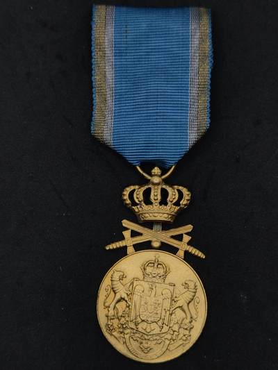 凯旋世界勋赏（持续上新中）（第22期新年大拍）（欢迎送拍）（对拍品有疑问请询问客服，不接受到手刀，出价默认拍品品相。请认真阅读拍卖规则！出价默认已认可！）（收到货请录制开箱视频，无视频概不处理问题。） - 罗马尼亚金级剑冠忠诚服役奖章