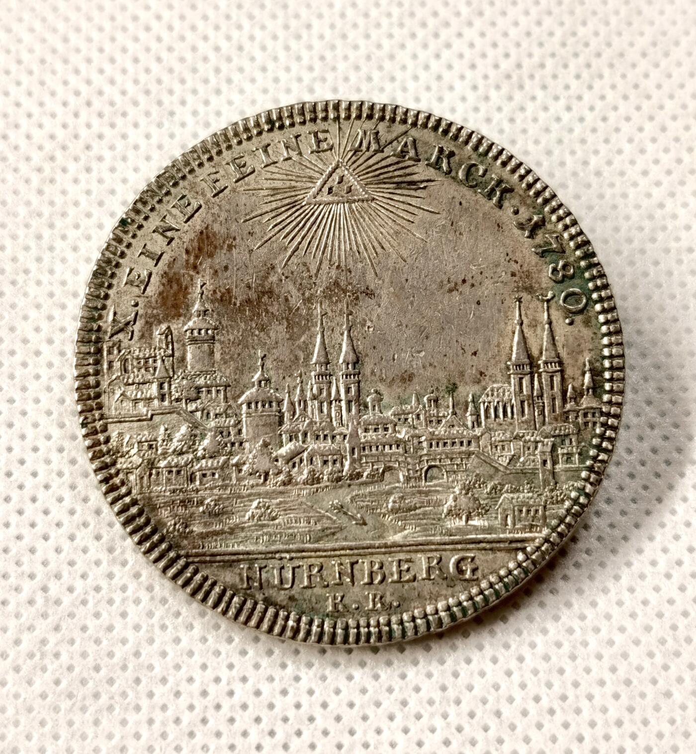 “福币呈祥”新年甄品场（直播拍卖）甄臻铺-世界币章拍卖（第50期），送拍享返佣金等优惠多多 1780神圣罗马帝国纽伦堡城市景观泰勒大银币，正反面均细节精彩，币面五彩老包浆，后改胸针，佩戴休闲西装效果一流。