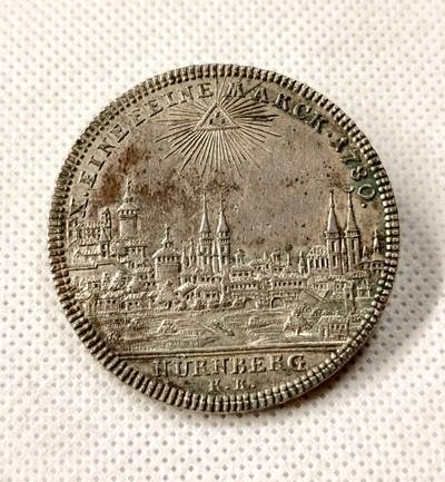 “福币呈祥”新年甄品场（直播拍卖）甄臻铺-世界币章拍卖（第50期），送拍享返佣金等优惠多多 - 1780神圣罗马帝国纽伦堡城市景观泰勒大银币，正反面均细节精彩，币面五彩老包浆，后改胸针，佩戴休闲西装效果一流。