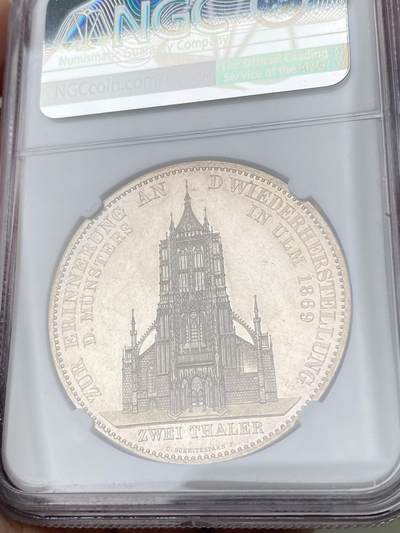 万国钱币拍卖第061期（马年首拍） NGC PR62 1869德国符腾堡乌尔姆教堂精制纯银2泰勒 999纯银版，仅制作了80枚作为王公贵族的礼物发放，由于纯银材质较软，保存极为不易。此枚浮雕感极强，满喷砂的教堂与镜面地板形成了强烈对比，一枚好品普通版本教堂已是有相当难度的存在，更不用说是仅仅1/80的1869纯银，真正的稀缺资源，顶级德邦2泰勒藏品。