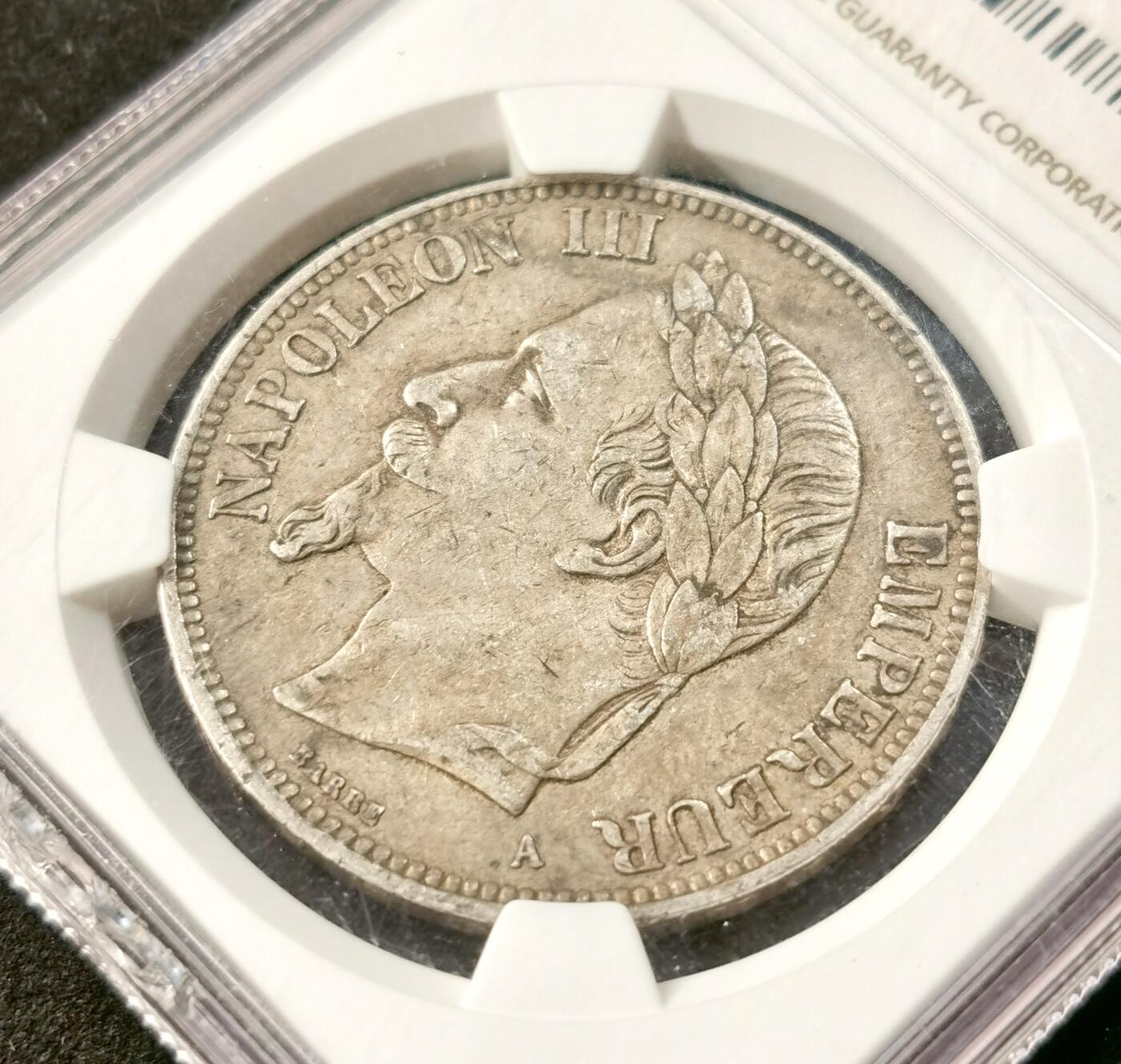 “福币呈祥”新年甄品场（直播拍卖）甄臻铺-世界币章拍卖（第50期），送拍享返佣金等优惠多多 NGC-AU55 1870年法国拿破仑三世5法郎大银币 欧陆灰包浆 盒子下沿有小磕 不影响密封