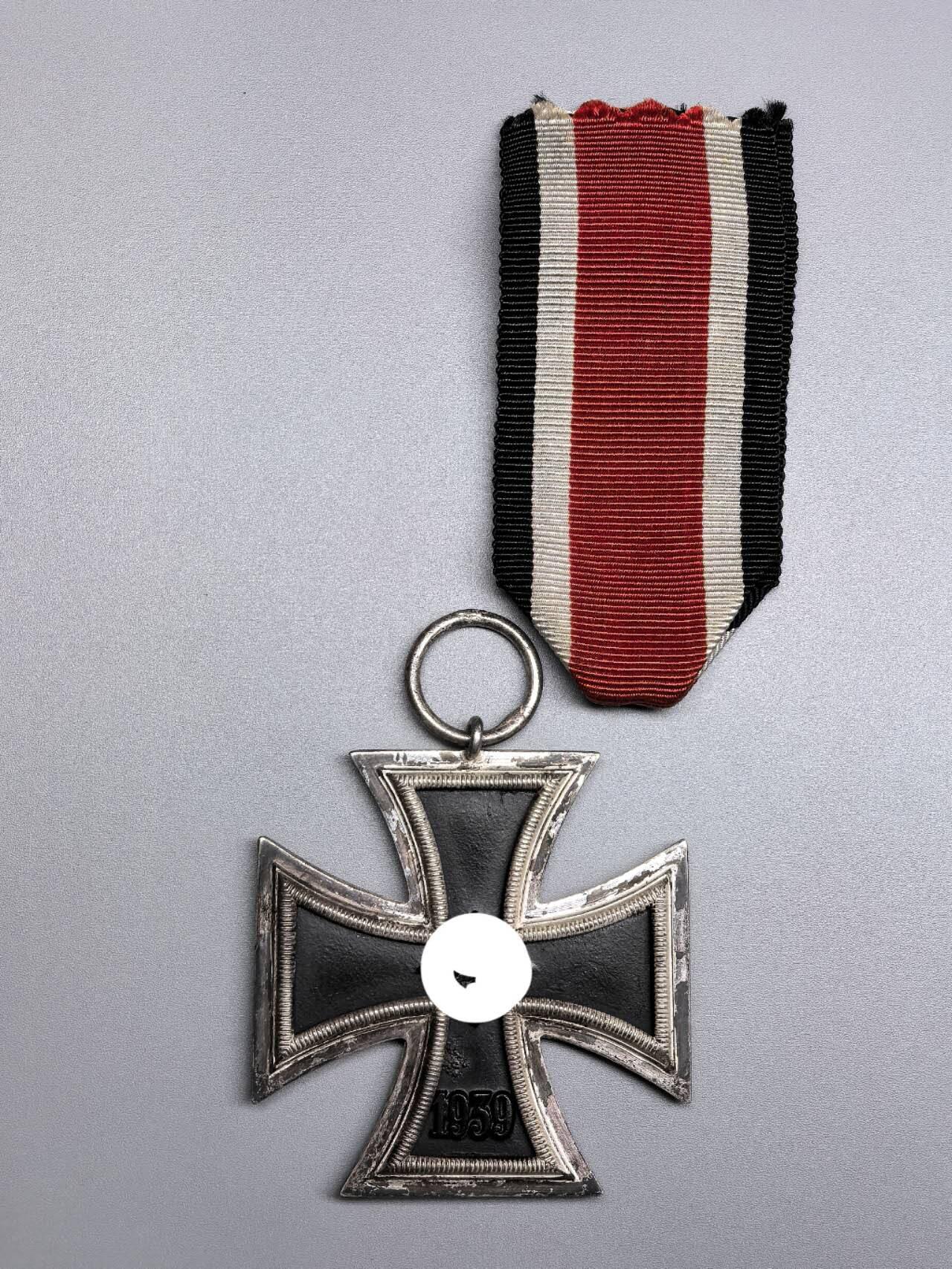 小驴勋章奖章收藏2月22日周日晚六点拍卖（珍爱和平，收藏战争，铭记历史，勿忘国耻，忠党爱国。有偿代拍，送拍规则在简介最后，参拍须阅读规则后再参拍，关系到运费包装发货时效真假辨别等关键信息，拍卖时不再发原图，看大图店主微信码在拍卖店铺介绍里） 得三EKII，铁质核心黑漆，环打13厂标，白油框，漆面轻微佩戴痕迹