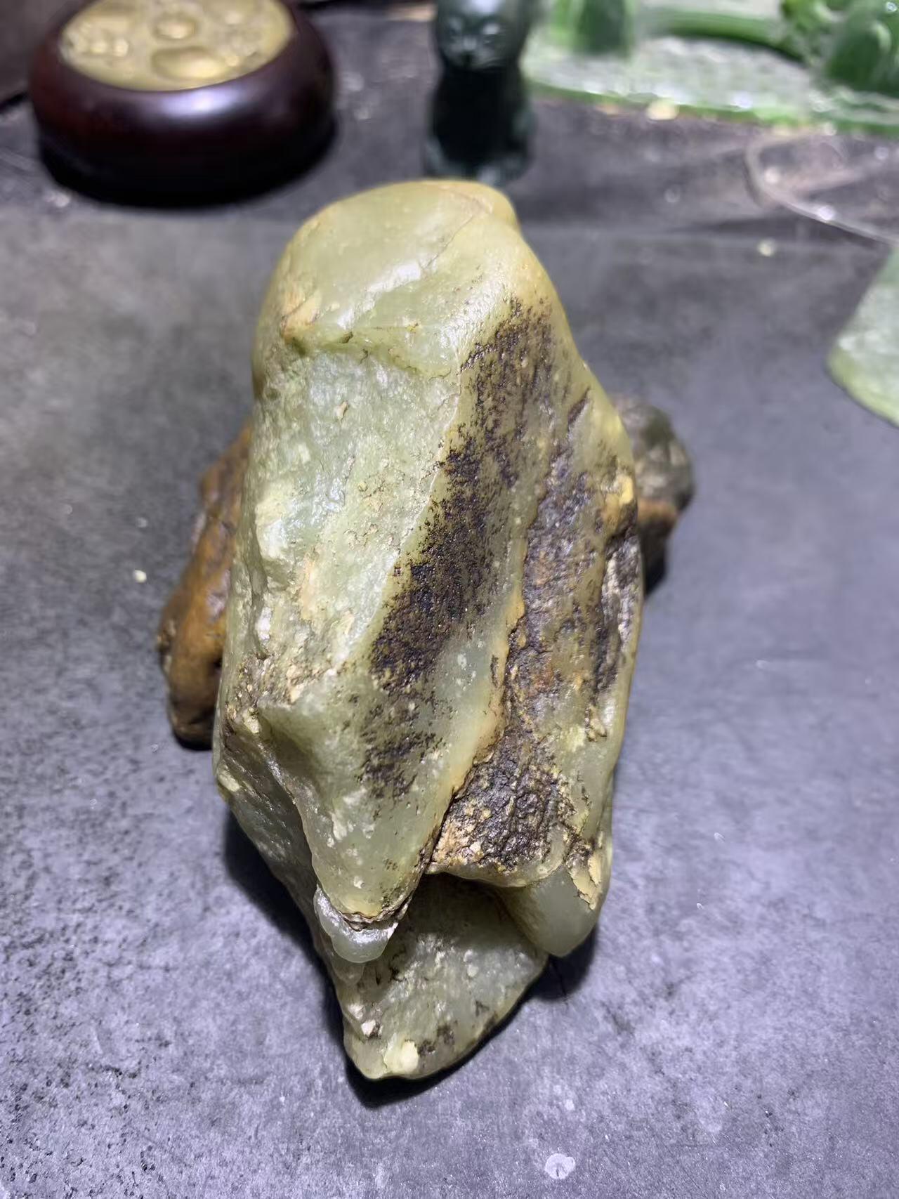 新疆戈壁风化纹和田玉青玉原石一颗，