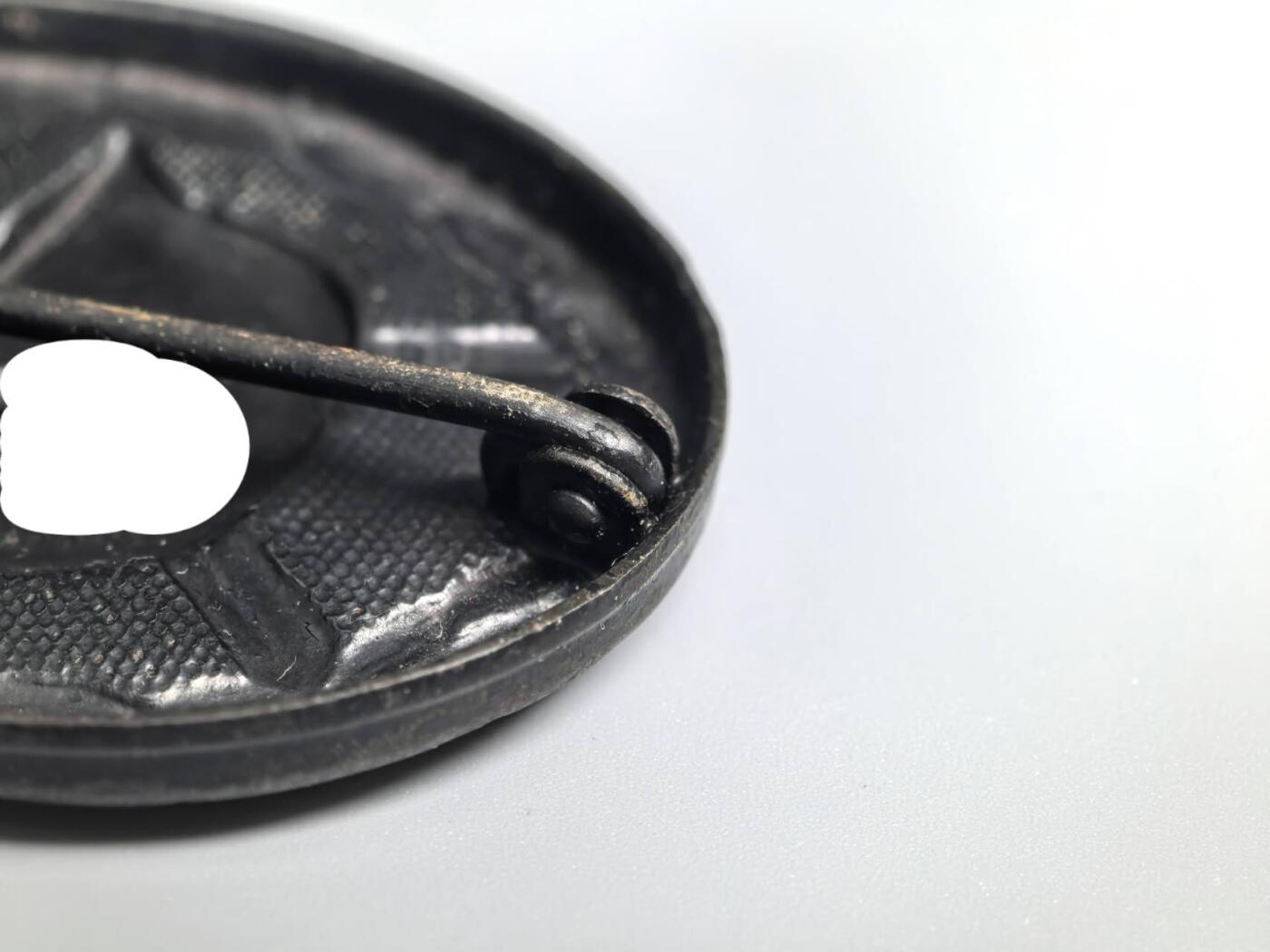 小驴勋章奖章收藏2月22日周日晚六点拍卖（珍爱和平，收藏战争，铭记历史，勿忘国耻，忠党爱国。有偿代拍，送拍规则在简介最后，参拍须阅读规则后再参拍，关系到运费包装发货时效真假辨别等关键信息，拍卖时不再发原图，看大图店主微信码在拍卖店铺介绍里） 黑色战伤奖章，铁质黑漆，背打100厂标