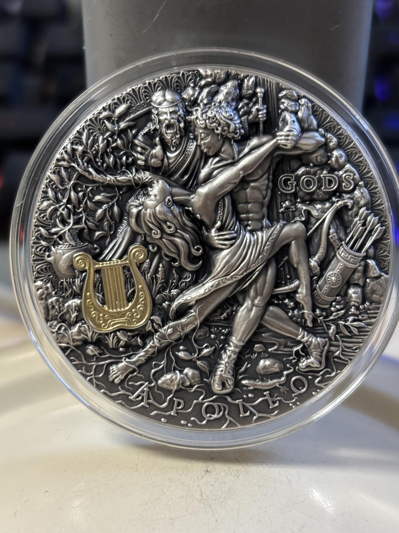 第191期拍卖 纽埃2020年发行众神系列爱乐之神太阳之子阿波罗2盎司高浮雕仿古镀金银币，999银，发行500枚