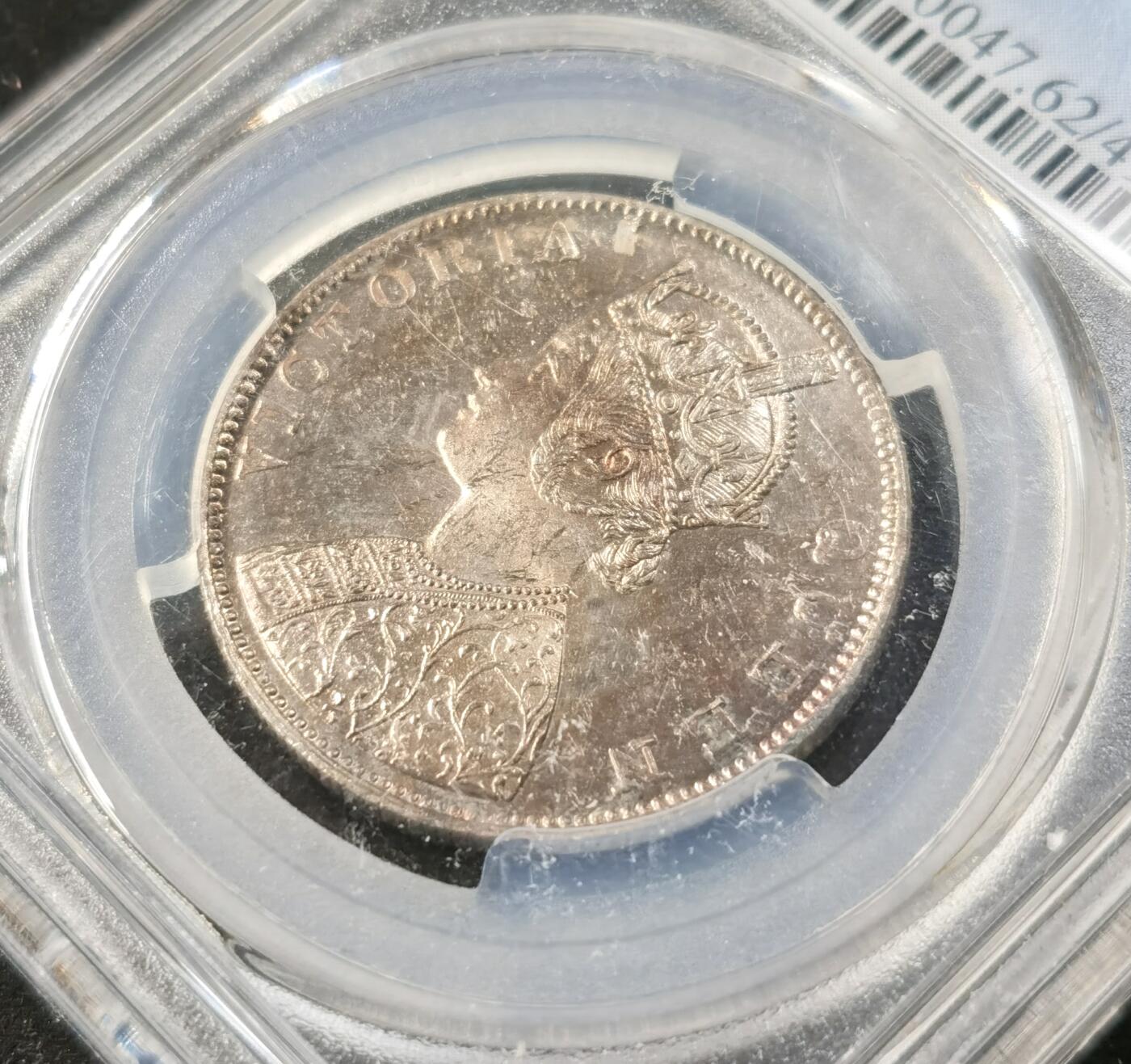 “福币呈祥”新年甄品场（直播拍卖）甄臻铺-世界币章拍卖（第50期），送拍享返佣金等优惠多多 PCGS MS62 1862年英属印度一卢比银币 金虹包浆 背面带一抹孔雀绿彩