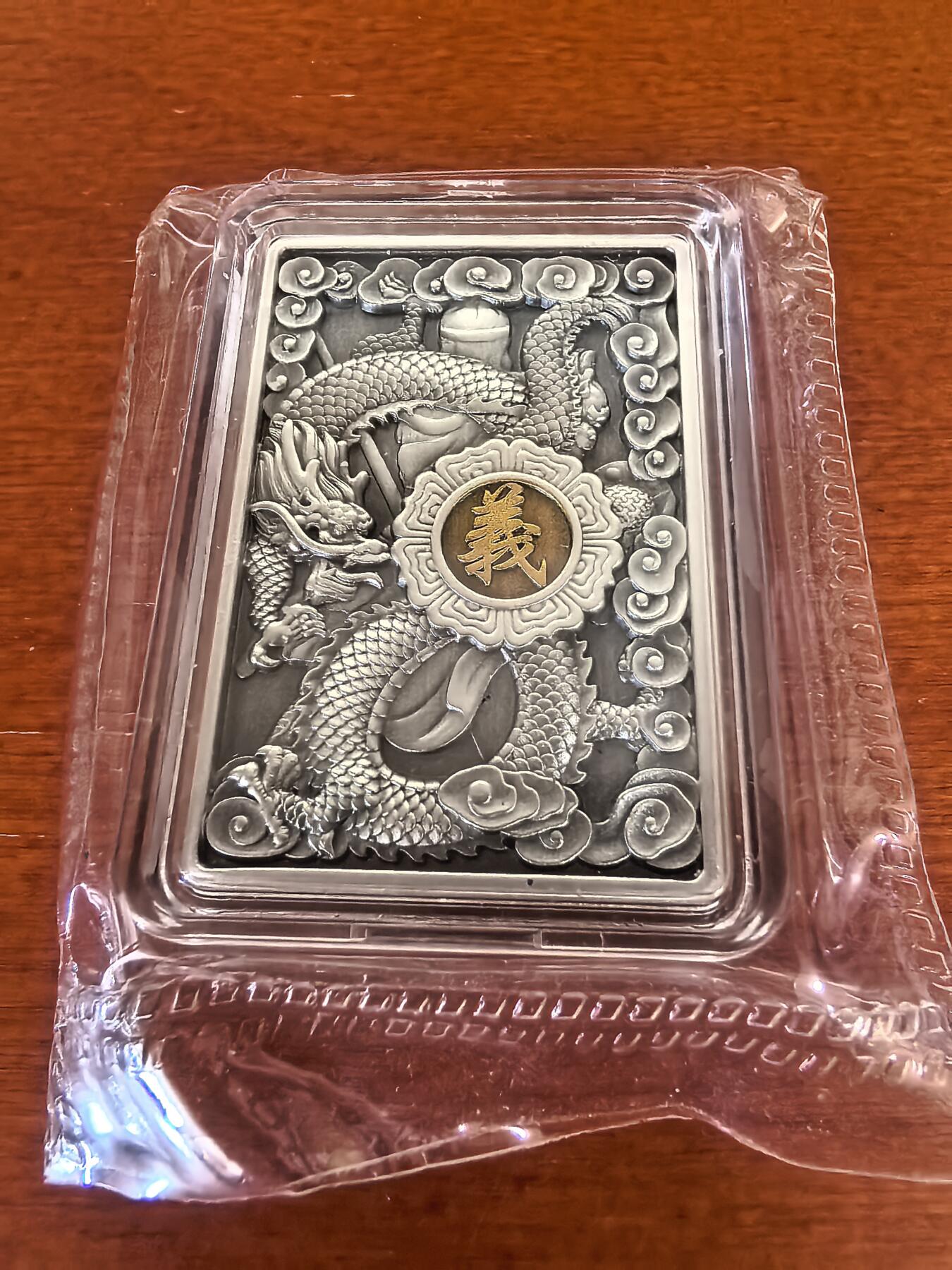 长老汇蛇年精选第一百场拍卖 2021关羽舞刀站像长方形高浮雕仿古银章，50克999银，底部有银标