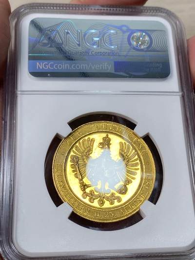 万国钱币拍卖第061期（马年首拍） NGC MS63 1851年德国霍亨索伦王室向普鲁士效忠纪念金章 1849年霍亨索伦-锡格马林根-黑兴根自愿放弃主权 宣誓效忠普鲁士 1850年三方皇室在霍亨索伦城堡举行领地世袭效忠仪式 威廉四世在仪式上将此章作为皇室赠礼赠送给相关成员 金质仅制作34枚 且其中有22枚作为通用版赠送 12枚作为国王荣誉礼赠 此种等级的金质品种在整个普鲁士章牌中都是翘楚般的存在 世间罕有的馆藏级古典艺术章牌藏品