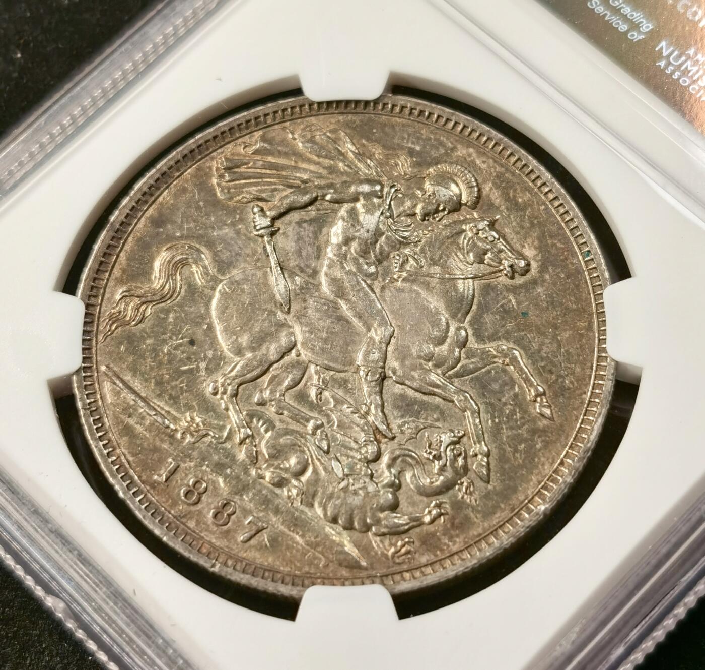 “福币呈祥”新年甄品场（直播拍卖）甄臻铺-世界币章拍卖（第50期），送拍享返佣金等优惠多多 NGC-AU55 1887年维多利亚高冠马剑，大老黑，包浆极好