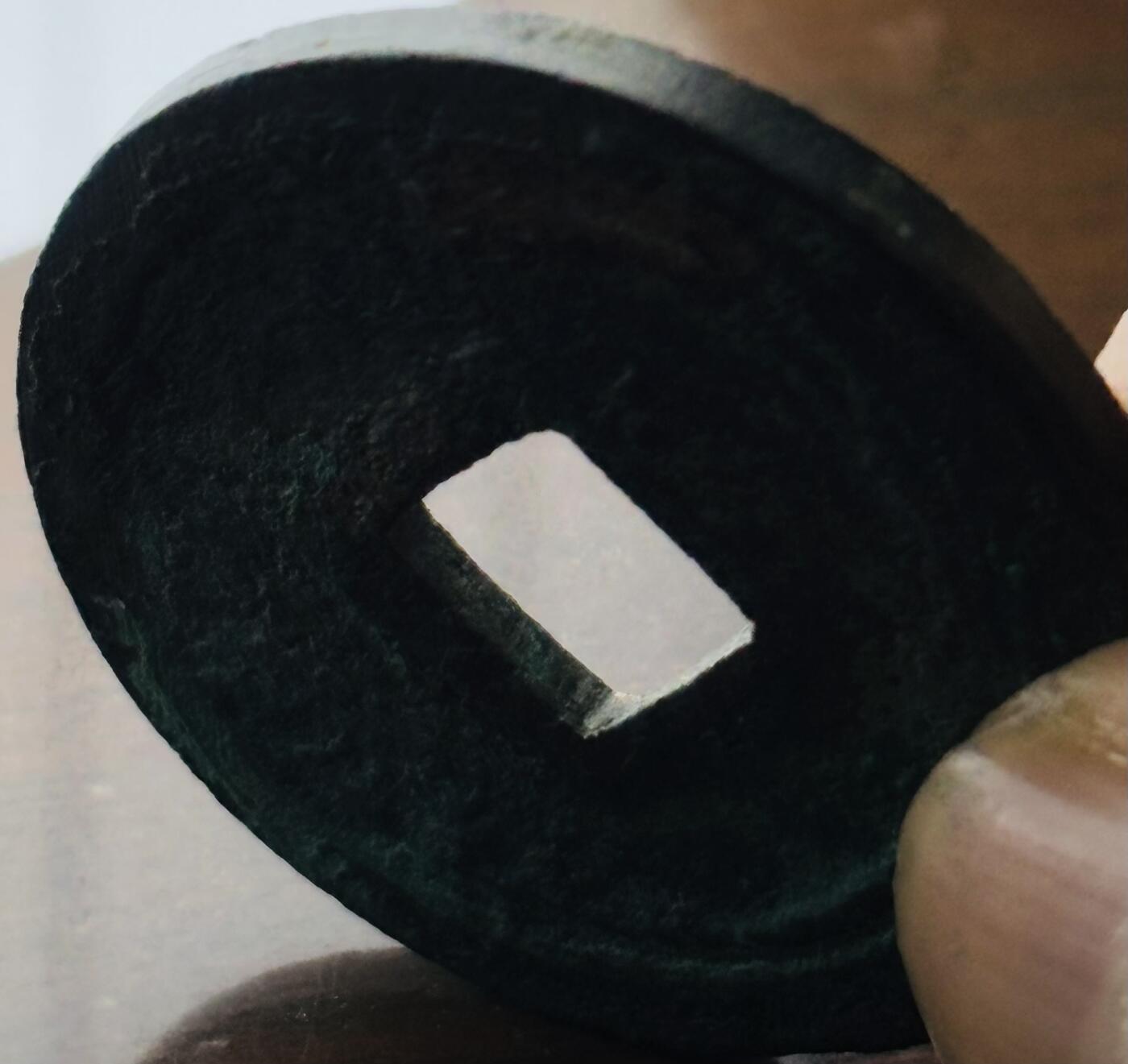 【金马踏春，泉马奔腾】2026 年新年贺岁场，（定于年初五接财神截拍）祝各位老板马到成功，马上有钱，愿岁岁平安喜乐顺遂 唐代李肃宗李亨乾元重宝背重轮，历史货币上第一枚重宝， 重 13.9 克，筒子开，滴水未下，原状态美锈