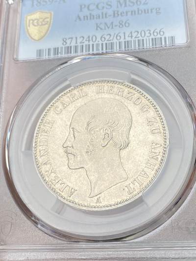 万国钱币拍卖第061期（马年首拍） PCGS MS62 1859年德国安哈尔特-贝恩堡疯王卡尔双熊纹章流通1泰勒 仅单年发行 PCGS亚军分难度极大的罕见品种 轻微镜面背面全毛双熊盾徽观感极佳的顶级收藏品质