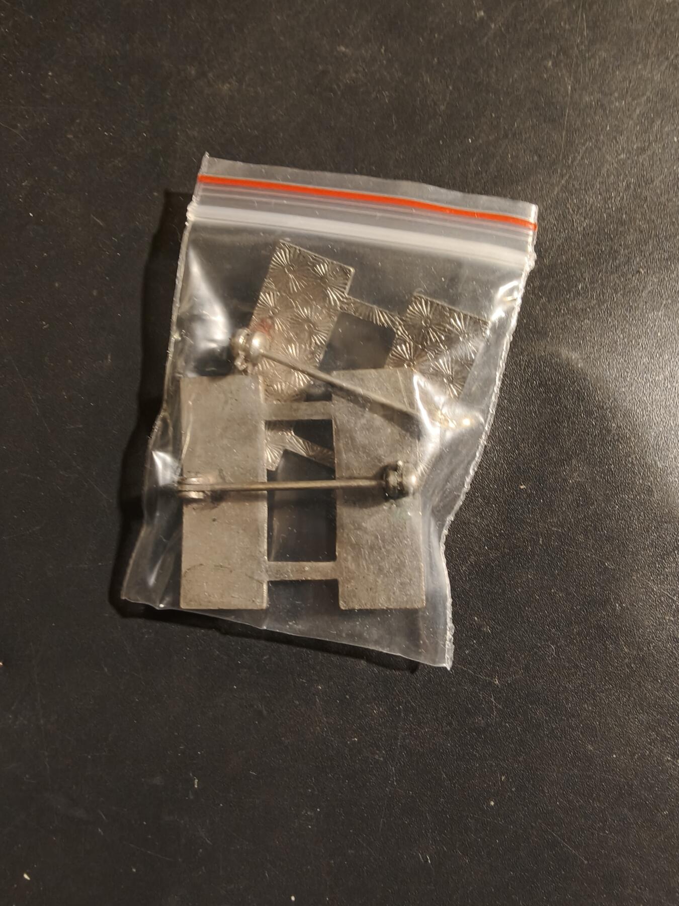 老王徽章第182期 美国陆军上尉金属军衔一组     二战时期横针版