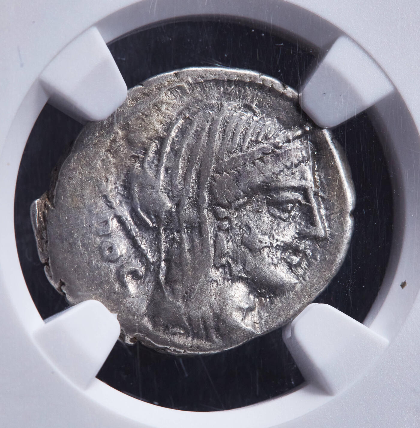 【俄甄集藏】马年新春第一拍 2026年(048)02-25星期三 晚 19:30 全场包邮 古罗马共和国公元前87年天后朱诺1第纳尔胜利女神凯旋战车银币，NGC Ch F，罗马造币厂打制，正面披纱天后朱诺面右像，背面凯旋胜利四马战车，马车侧板图案为鹰站在霹雳上，制币官L. Rubrius Dossenus发行，稀有品种，直径：18mm，重：3.61克