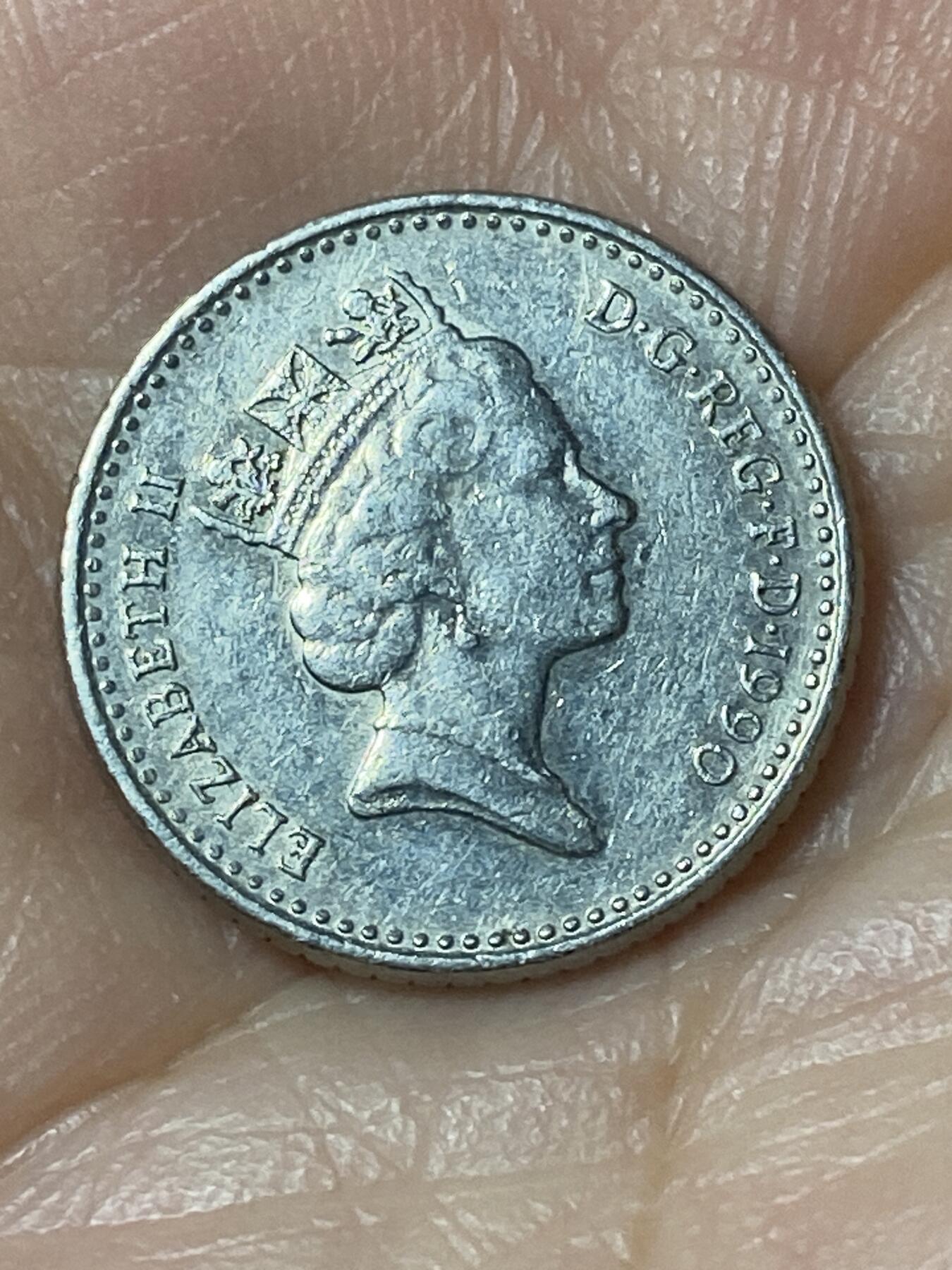 2026年第二十四场(总第一百九十三场）外国好品散币场(免佣金) 英国🇬🇧1990年5便士(伊丽莎白二世中年高冠第二版，冠蓟版小尺寸首发年)