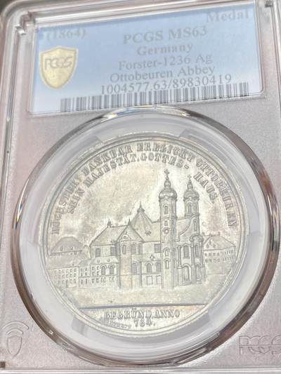 万国钱币拍卖第061期（马年首拍） PCGS MS63 1864年德国巴伐利亚-施瓦本-奥托博伊伦本笃会修道院建成1100周年纪念银章 正面是具有3D视觉感的修道院景观 背面是圣母抱婴像 极罕见品种 优雅天鹅绒彩环绕 PCGS唯一冠军分 顶级收藏品质
