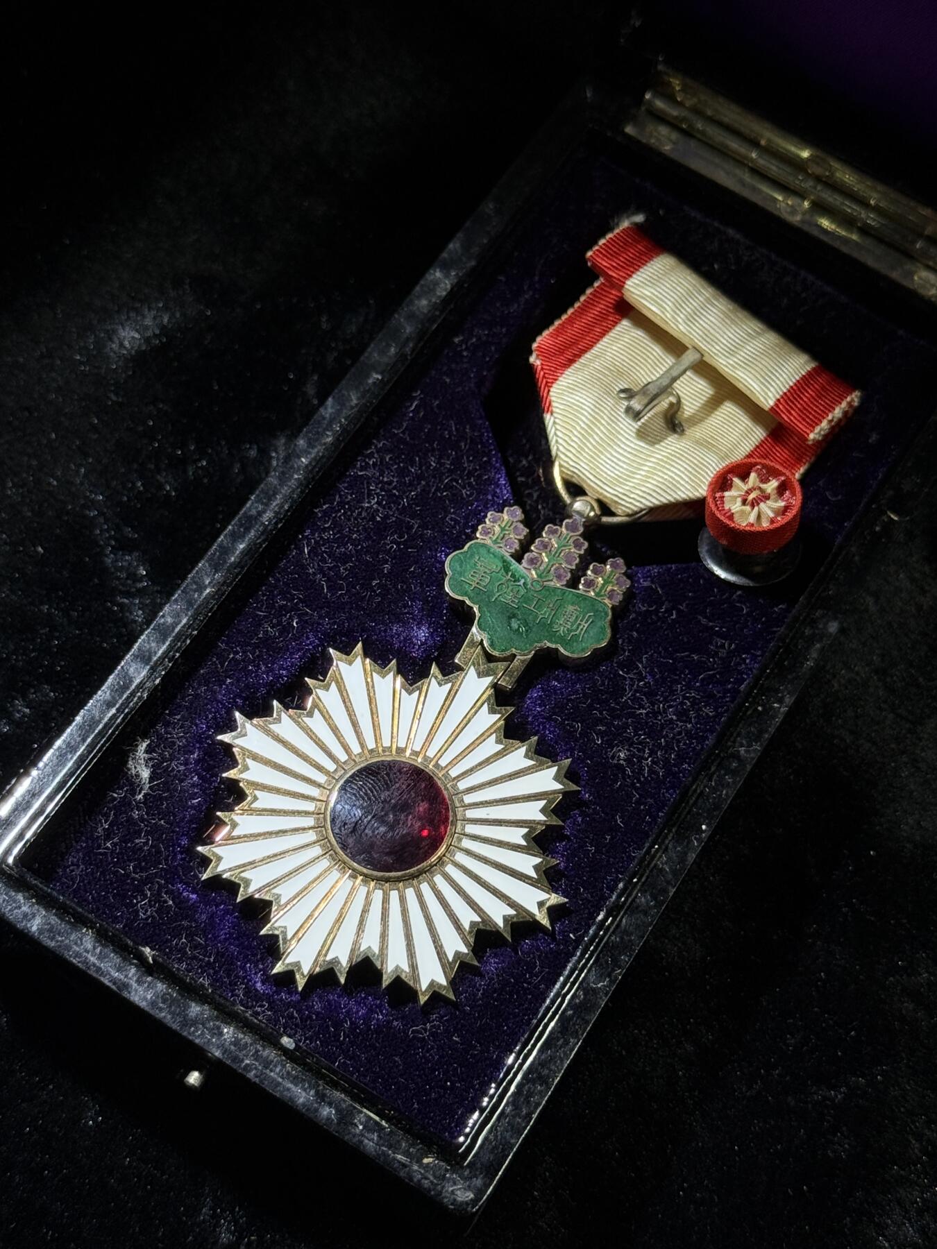 欢庆春节！戎马世界章牌大赏第111期春节大拍 勋四等旭日章，金字盒