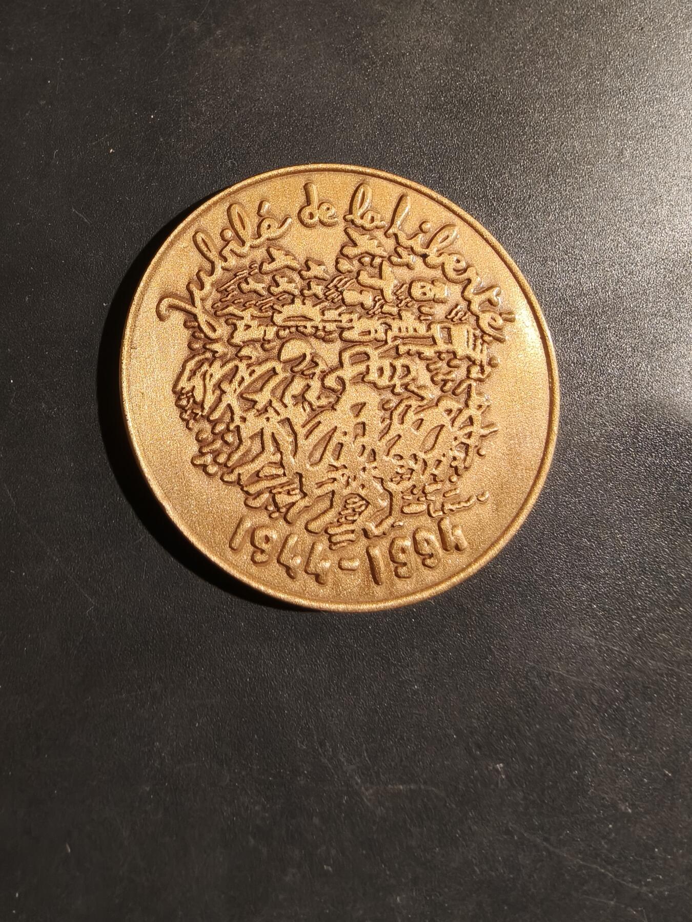 老王徽章第182期 法国诺曼底登陆50周年纪念章    直径41mm   重量22.6g