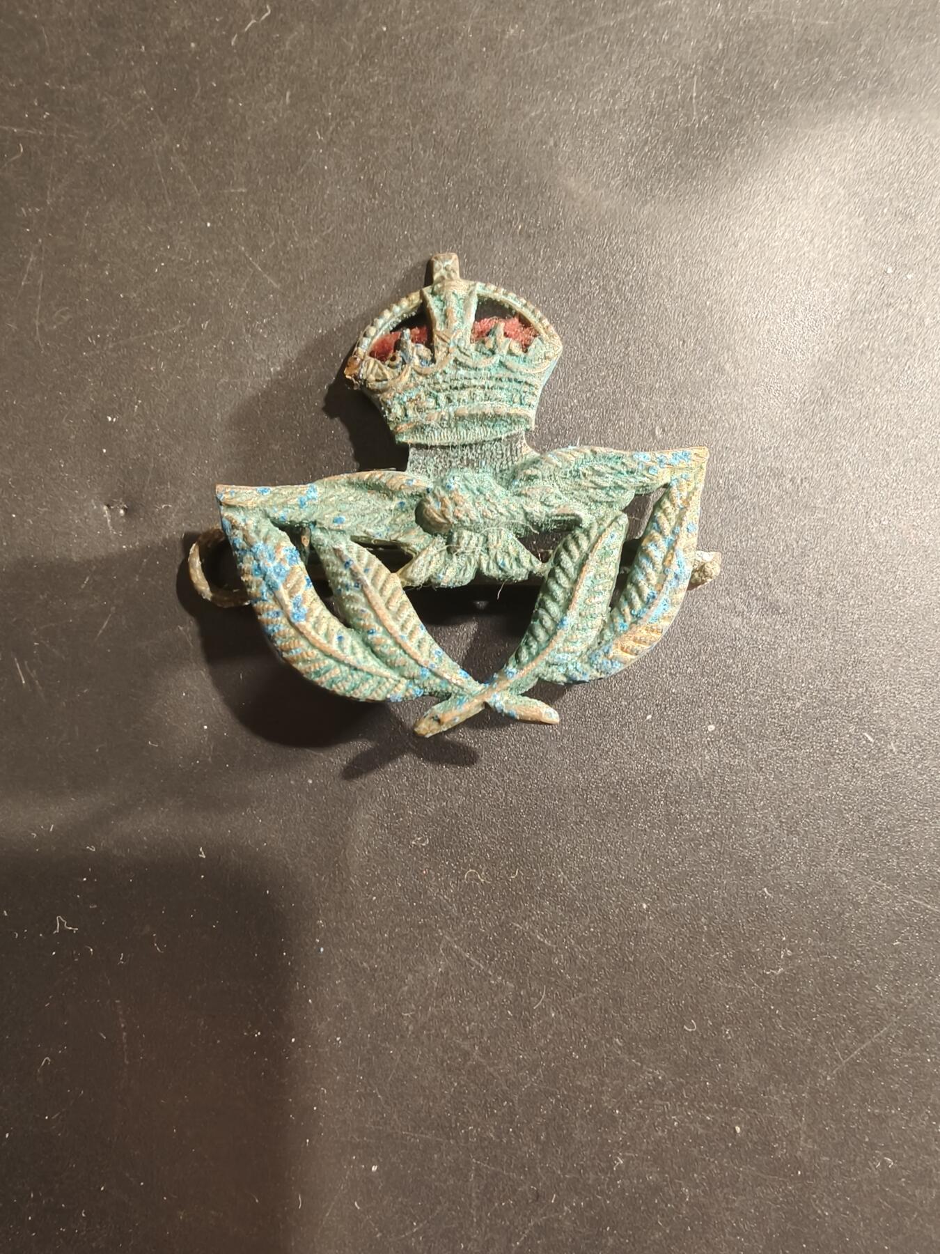 老王徽章第182期 英国皇家空军士官大檐帽帽徽   二战时期