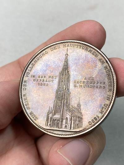 万国钱币拍卖第061期（马年首拍） 1923年德国符腾堡乌尔姆修复大教堂纪念镀金、镀银、铜制三枚套章 极其罕见的1923年原盒套装 三种形态一网打尽 其铜材取用与乌尔姆大教堂修复时换下来的铜瓦 非常具有纪念意义 别出心裁的抽拉盒设计 原盒天鹅绒彩 错过难寻的收藏品质