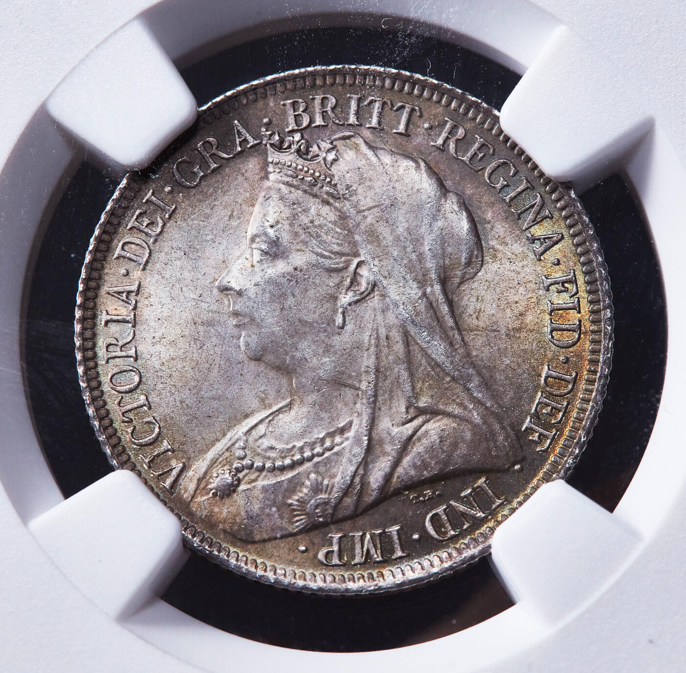 【俄甄集藏】马年新春第一拍 2026年(048)02-25星期三 晚 19:30 全场包邮 英国1899年维多利亚披纱版1先令银币，NGC MS64，五彩包浆，转光品相