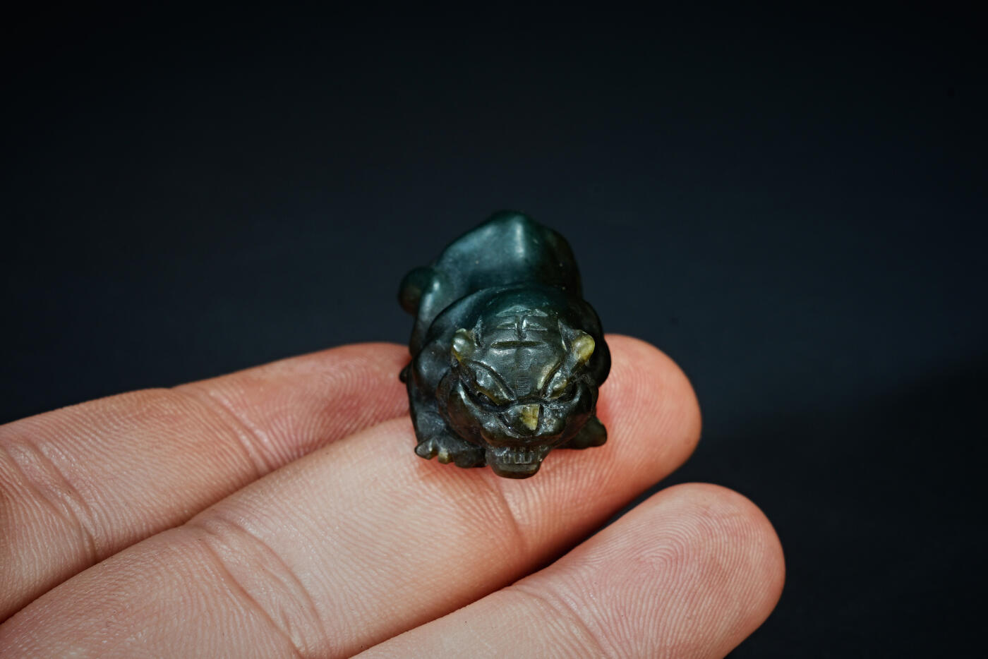 上海都达杂项专场三十一【全场包邮】  天然和田玉青玉精雕《虎虎生威》挂件89-93