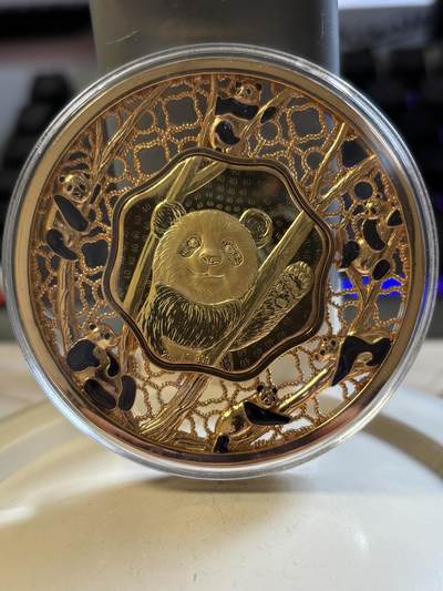 第191期拍卖 - 所罗门2022年中国熊猫币40周年镂空掐丝2盎司银币，999银镀金，发行1888枚