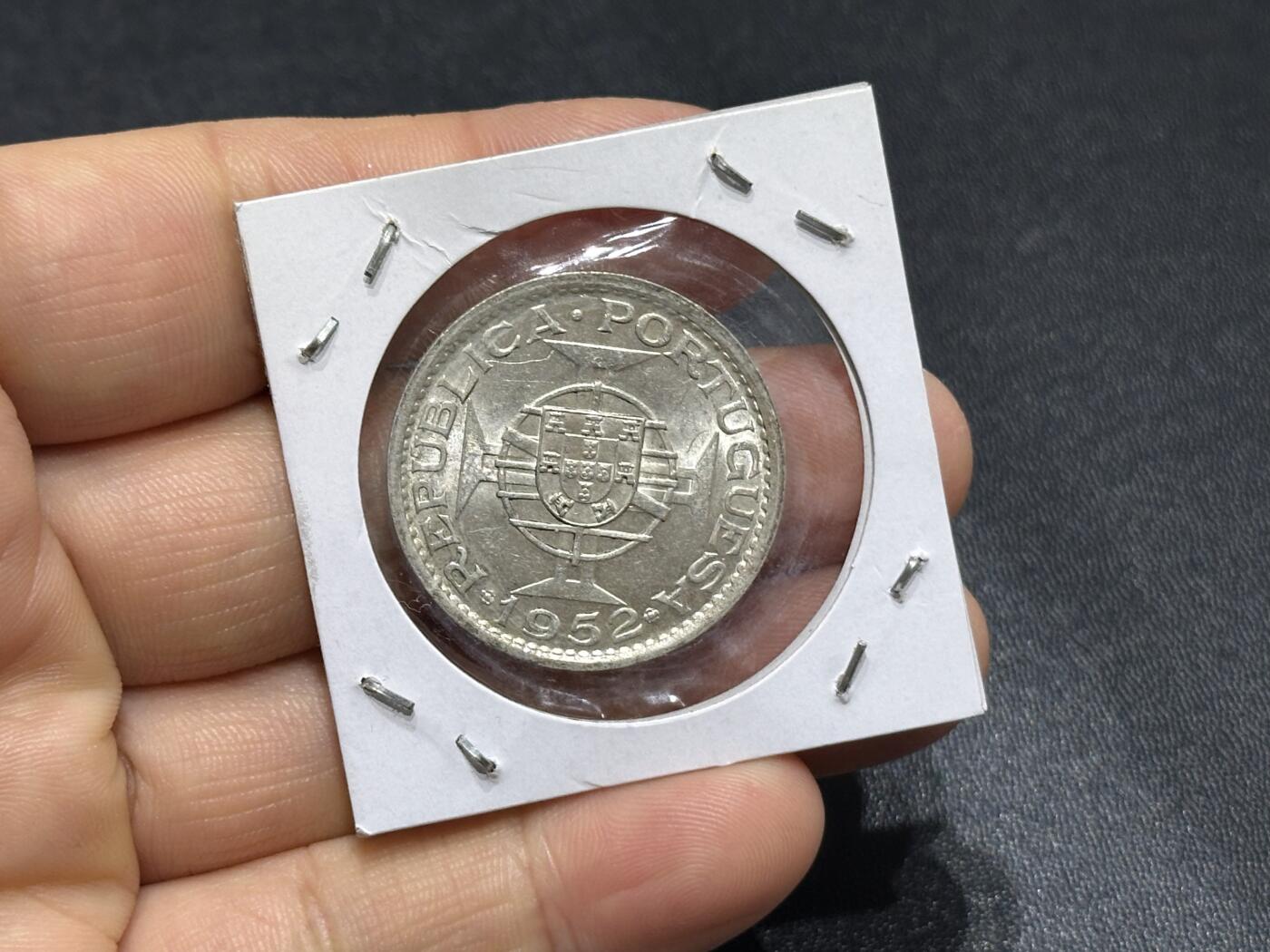 《外钞收藏家》第六百一十一期（农历新年第一场/快递恢复正常再发货）（长期征集拍品、欢迎藏友们联系合作） 1952年澳门5元银币 1枚