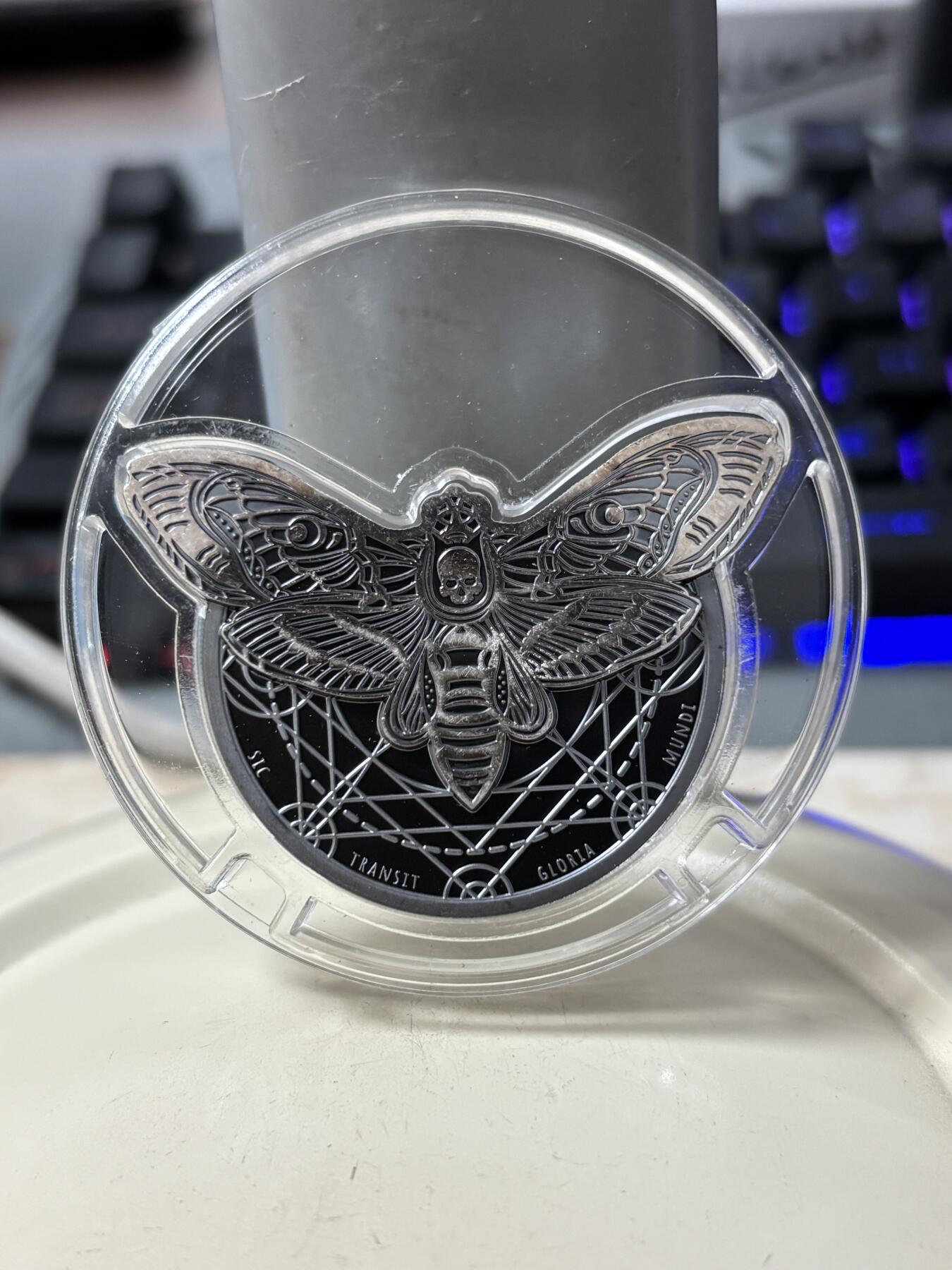 第191期拍卖 坦桑尼亚2018年鬼脸天蛾2盎司纪念银币，999银，发行999枚，塑料盒有破