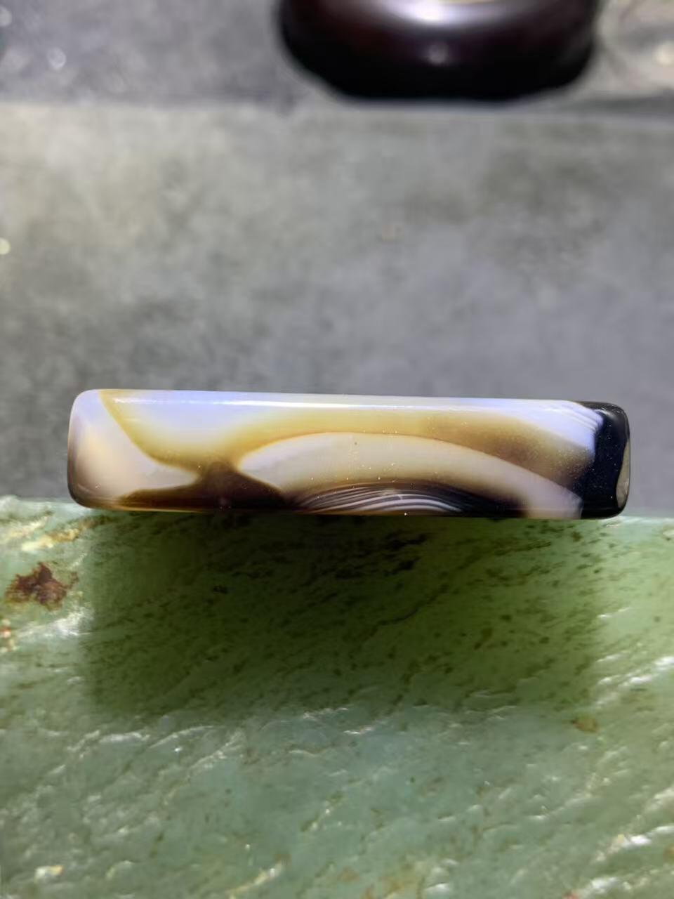 仅此一个，俏色千层纹药师玛瑙牌子一块，