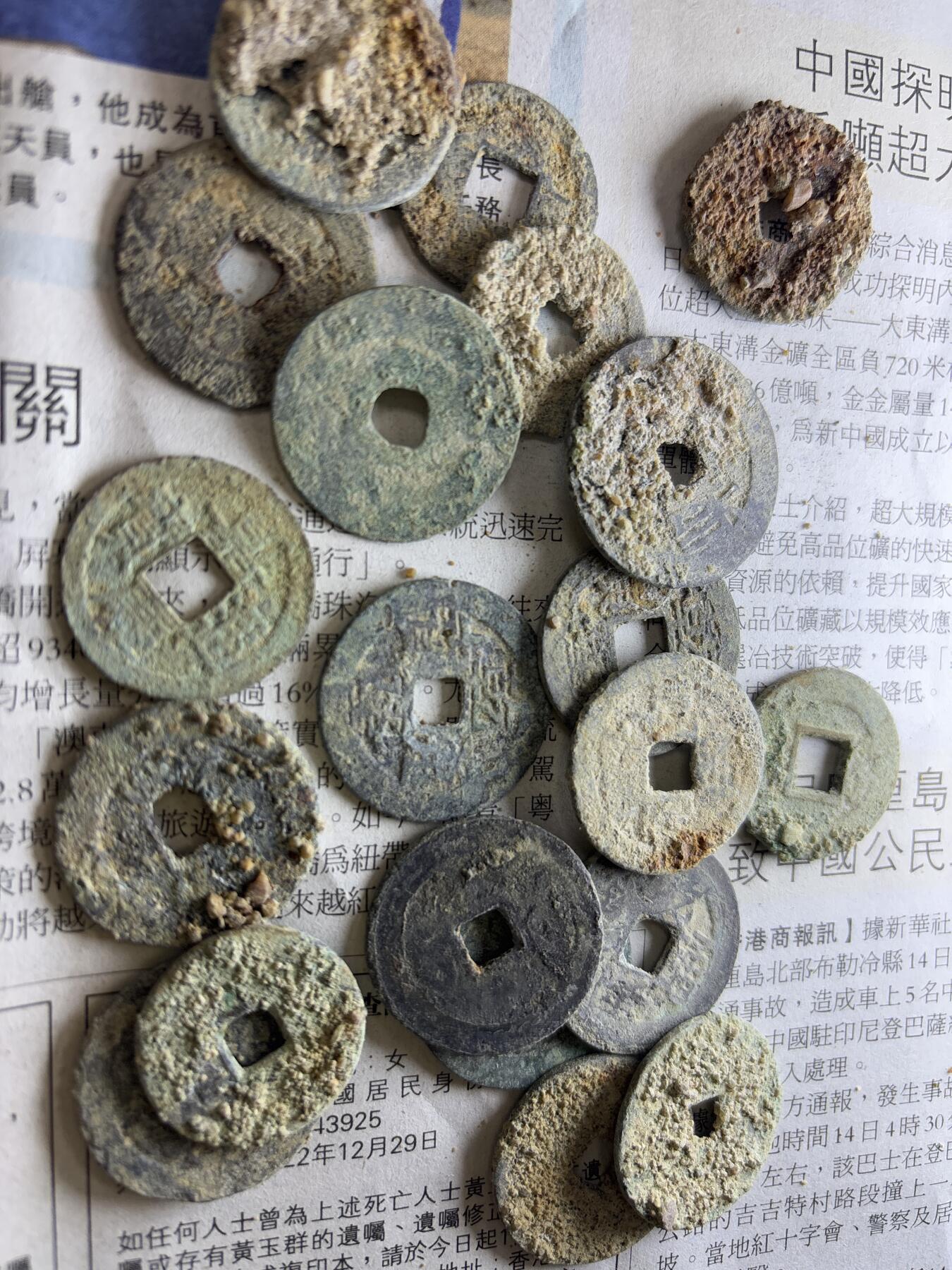 【金马踏春，泉马奔腾】2026 年新年贺岁场，（定于年初五接财神截拍）祝各位老板马到成功，马上有钱，愿岁岁平安喜乐顺遂 28 连左右分七坨➕20 散片，包含 26.8 满汉浙大康熙等，193 克，河道清筒子，清顺治到宣统，有几率出顺治，雍正，太平天国等好钱，这种货某某直播间都是按个算的，喜欢的不要错过了