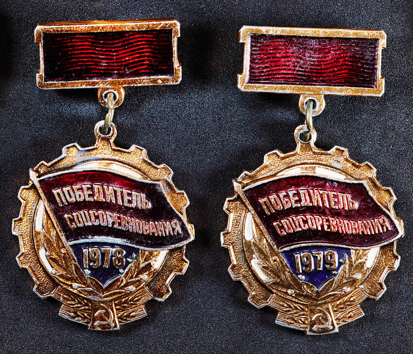 【俄甄集藏】马年新春第一拍 2026年(048)02-25星期三 晚 19:30 全场包邮 苏联一级圆满服役奖章、校徽与各类证章9枚一组，好品，末图德国条型章牌为赠品