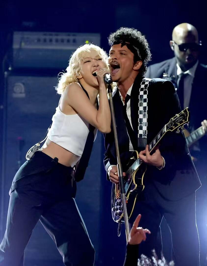 零元拍：BLACKPINK主唱ROSÉ亲签ROSIE 아이돌 카드 “偶像卡”，🇰🇷带回，完美无瑕，愿年年的玫瑰，都为你盛放，朴彩英29岁生日快乐：尺寸：27.8×27.8CM