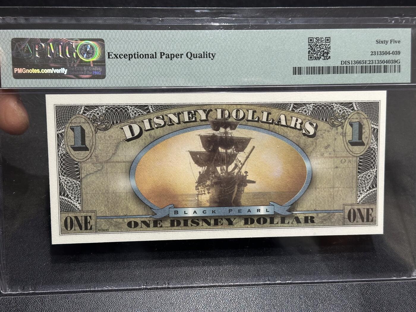 《外钞收藏家》第六百一十一期（农历新年第一场/快递恢复正常再发货）（长期征集拍品、欢迎藏友们联系合作） 迪士尼2007年加勒比海盗1美元，无4千位小号，Black Pearl黑珍珠号 PMG65!