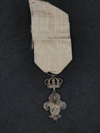 凯旋世界勋赏（持续上新中）（第22期新年大拍）（欢迎送拍）（对拍品有疑问请询问客服，不接受到手刀，出价默认拍品品相。请认真阅读拍卖规则！出价默认已认可！）（收到货请录制开箱视频，无视频概不处理问题。） - 法国波旁王朝时期鸢尾花勋章