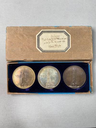 万国钱币拍卖第061期（马年首拍） - 1923年德国符腾堡乌尔姆修复大教堂纪念镀金、镀银、铜制三枚套章 极其罕见的1923年原盒套装 三种形态一网打尽 其铜材取用与乌尔姆大教堂修复时换下来的铜瓦 非常具有纪念意义 别出心裁的抽拉盒设计 原盒天鹅绒彩 错过难寻的收藏品质