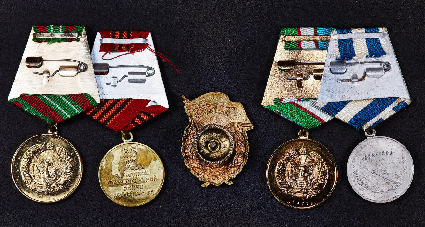 【俄甄集藏】马年新春第一拍 2026年(048)02-25星期三 晚 19:30 全场包邮 乌兹别克斯坦雅索拉特奖章（军事光荣），俄罗斯2010年卫国战争胜利65周年奖章，苏联禁卫军证章，乌兹别克斯坦舒赫拉特奖章（劳动荣誉），俄罗斯1996年海军成立300周年奖章5枚一组