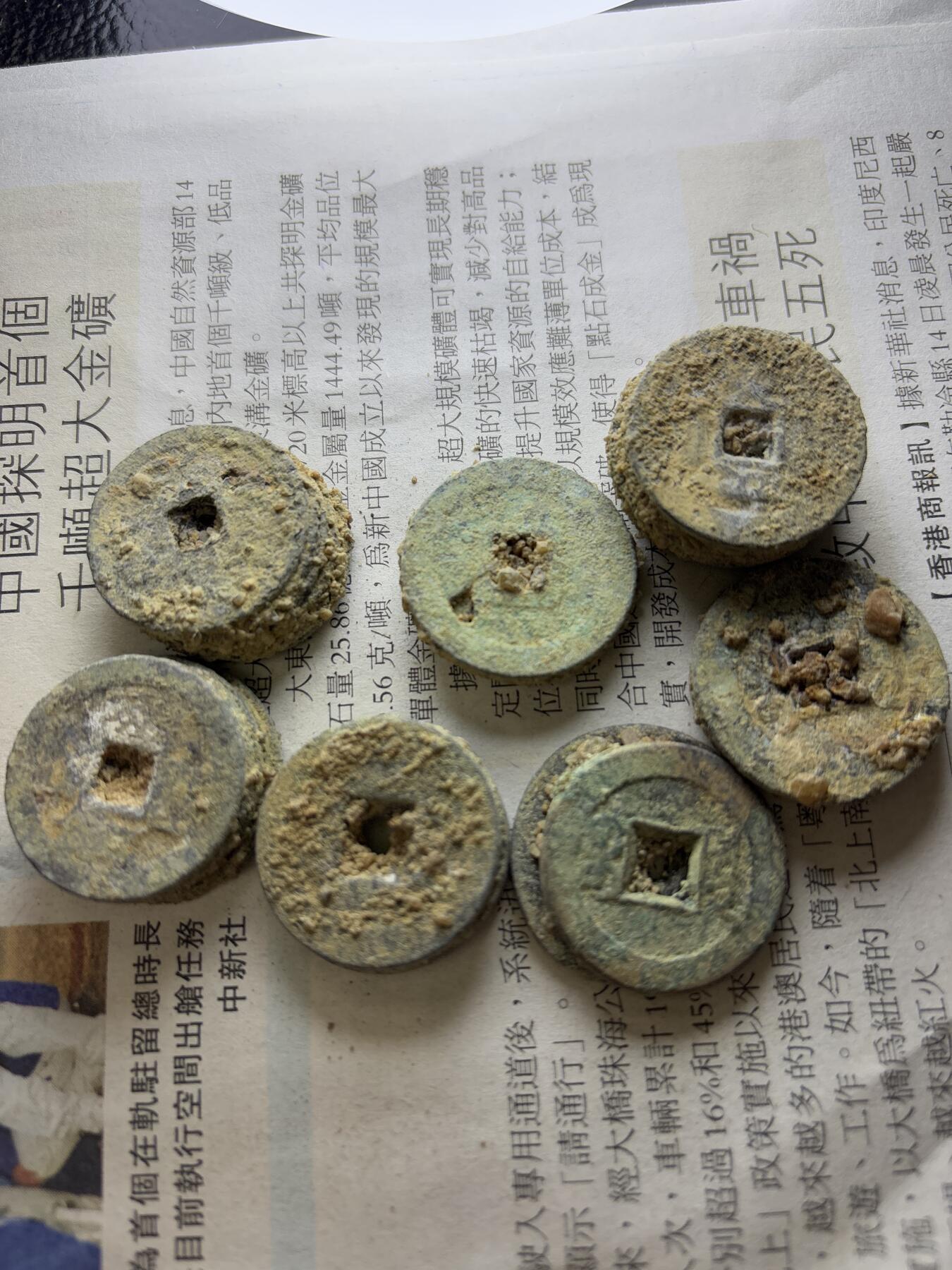 【金马踏春，泉马奔腾】2026 年新年贺岁场，（定于年初五接财神截拍）祝各位老板马到成功，马上有钱，愿岁岁平安喜乐顺遂 28 连左右分七坨➕20 散片，包含 26.8 满汉浙大康熙等，193 克，河道清筒子，清顺治到宣统，有几率出顺治，雍正，太平天国等好钱，这种货某某直播间都是按个算的，喜欢的不要错过了