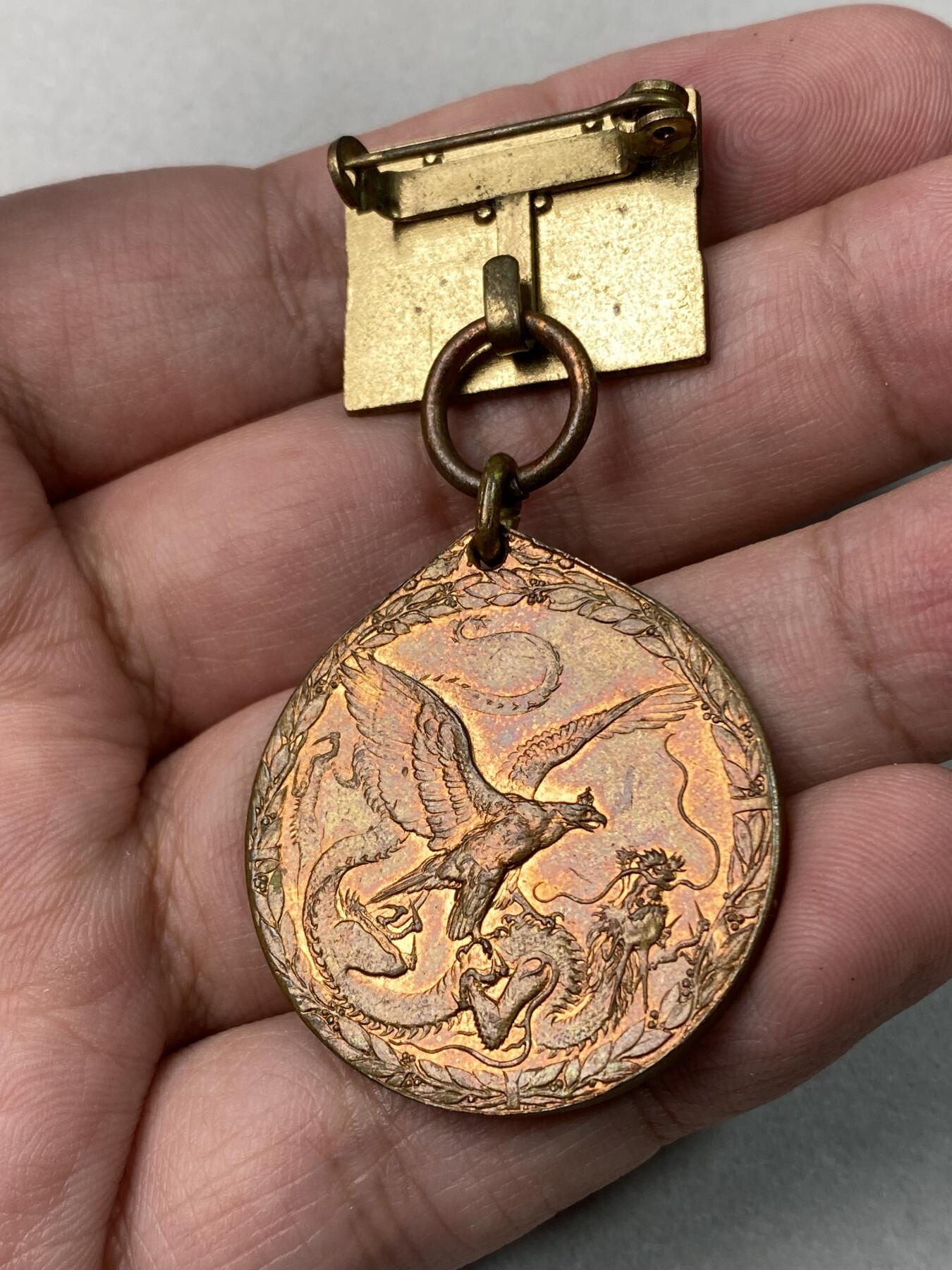 万国钱币拍卖第061期（马年首拍） 1900年德国庚子事变纪念铜制奖章 奖章奖励那些在帝德的东亚战争（八国联军侵华）中的英勇和坚韧行为 此枚带有原铸吊环和两道杠勋略以及原始勋带 红铜光保存极美可佩戴状态 22.9g（含吊环）32mm