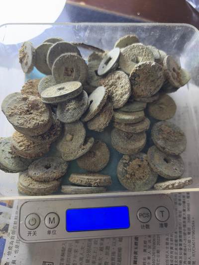 【金马踏春，泉马奔腾】2026 年新年贺岁场，（定于年初五接财神截拍）祝各位老板马到成功，马上有钱，愿岁岁平安喜乐顺遂 - 37 坨加 24 散片，大约80-150 枚左右，重 475.9 克，河道清筒子，清顺治到宣统，有几率出顺治，雍正，太平天国等好钱，这种货某某直播间都是按个算的，喜欢的不要错过了