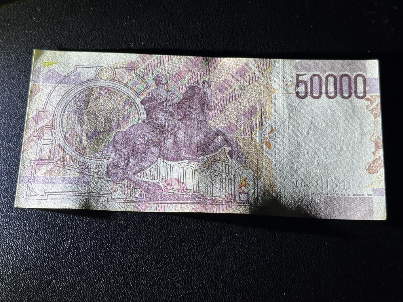 《外钞收藏家》第六百一十一期（农历新年第一场/快递恢复正常再发货）（长期征集拍品、欢迎藏友们联系合作） 1992年意大利5万里拉 AU品相 号码无47靓号