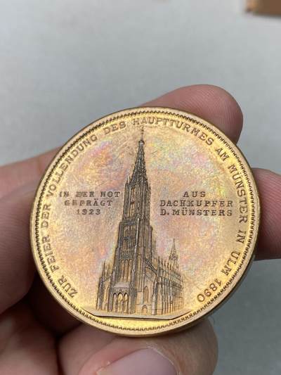 万国钱币拍卖第061期（马年首拍） 1923年德国符腾堡乌尔姆修复大教堂纪念镀金、镀银、铜制三枚套章 极其罕见的1923年原盒套装 三种形态一网打尽 其铜材取用与乌尔姆大教堂修复时换下来的铜瓦 非常具有纪念意义 别出心裁的抽拉盒设计 原盒天鹅绒彩 错过难寻的收藏品质