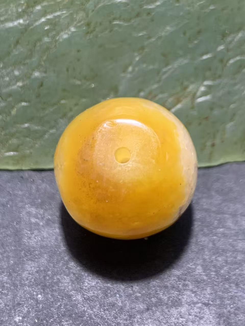 精美冰飘鸡油黄战国红玛瑙随形桶珠一颗！