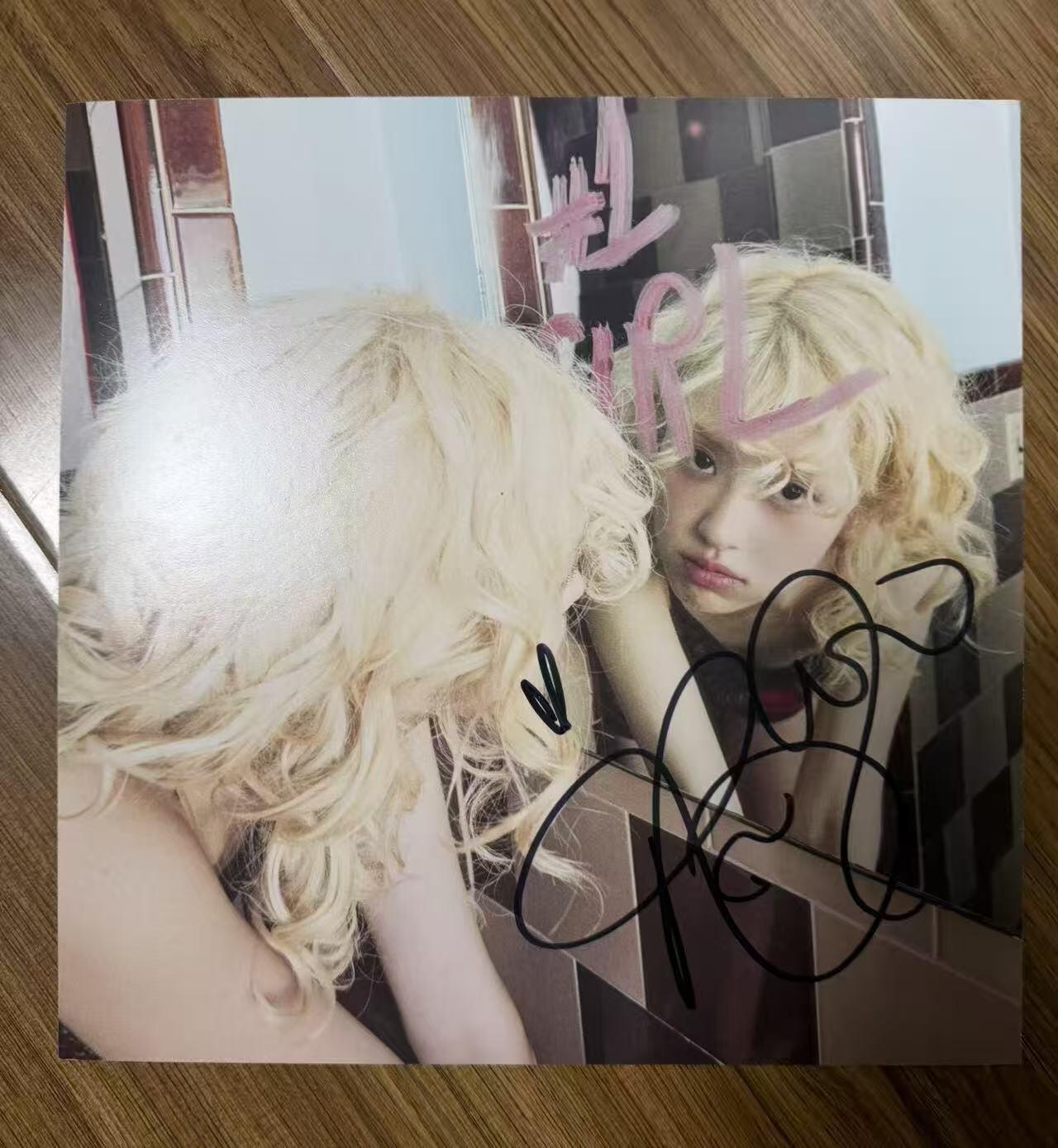 零元拍：BLACKPINK主唱ROSÉ亲签ROSIE 아이돌 카드 “偶像卡”，🇰🇷带回，完美无瑕，愿年年的玫瑰，都为你盛放，朴彩英29岁生日快乐：尺寸：27.8×27.8CM