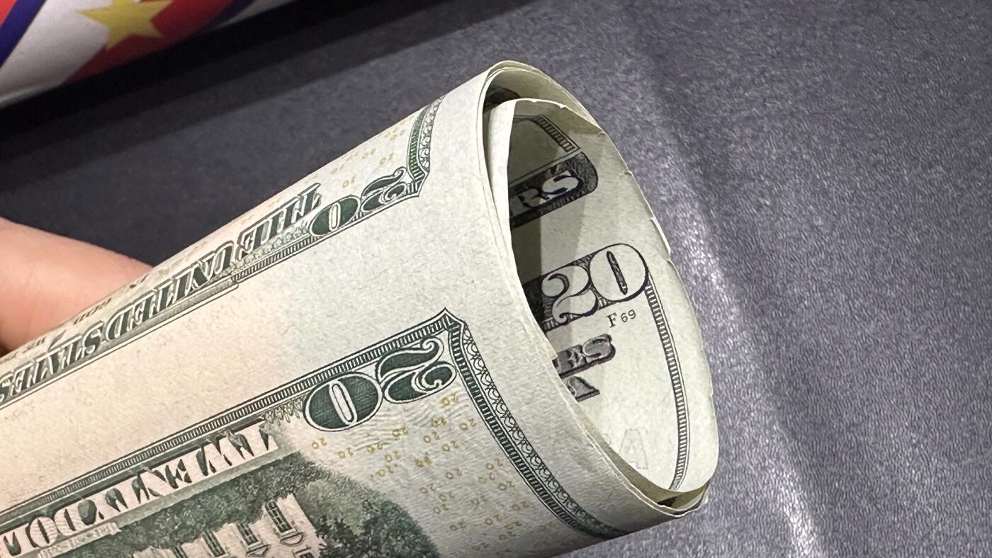 《外钞收藏家》第六百一十一期（农历新年第一场/快递恢复正常再发货）（长期征集拍品、欢迎藏友们联系合作） 2009年美国彩版20美元 16连体 接近全新  有一个边没保存好如图