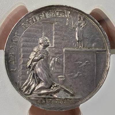 万国钱币拍卖第061期（马年首拍） PCGS SP62 1749年瑞士施维茨艾西德伦修道院落成800周年纪念大银章 本笃会修道院艾西德伦是一座壮丽的巴洛克式建筑 供奉着著名的黑色圣母玛利亚像而闻名 背面圣迈因拉德跪拜于黑色圣母像前 45MM罕见大规格顶级收藏品质