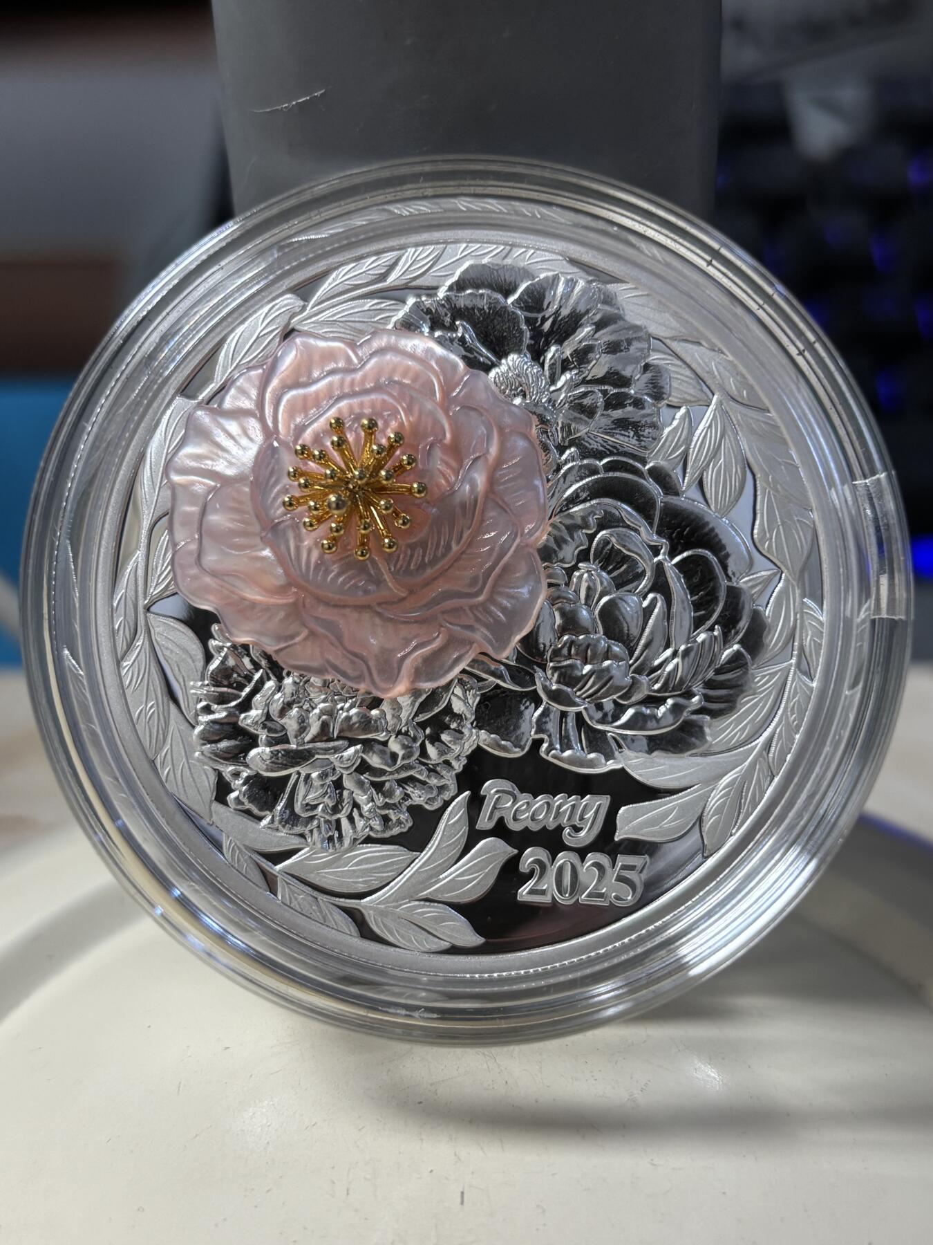 第191期拍卖 所罗门2025年镶嵌牡丹花2盎司纪念银币，999银，发行1500枚