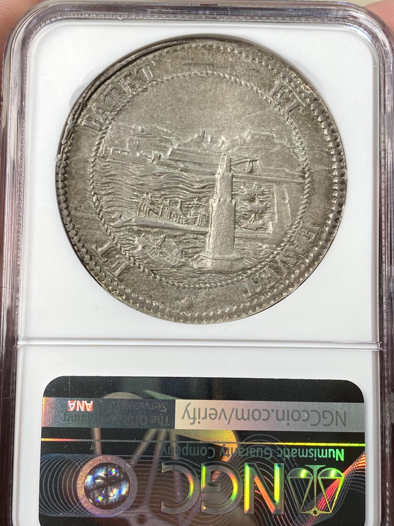 万国钱币拍卖第061期（马年首拍） NGC MS62 1699年意大利托斯卡纳大公科西莫三世·德·美第奇海景塔勒大银 作为佛罗伦萨最为出名的名门望族 文艺复兴的中流砥柱 美第奇家族已然成为了艺术史上绕不开的名字 其对发行钱币的艺术追求自然也是领先于时代 而此枚海景塔勒就是其中的代表之作 这枚发行于17世纪末的大银描绘了当时利沃诺港口的繁荣景象 打制清晰 光度柔和 优雅地中海淡彩包浆环绕 不容错过的典藏级品质