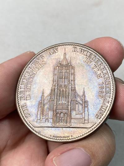 万国钱币拍卖第061期（马年首拍） 1923年德国符腾堡乌尔姆修复大教堂纪念镀金、镀银、铜制三枚套章 极其罕见的1923年原盒套装 三种形态一网打尽 其铜材取用与乌尔姆大教堂修复时换下来的铜瓦 非常具有纪念意义 别出心裁的抽拉盒设计 原盒天鹅绒彩 错过难寻的收藏品质